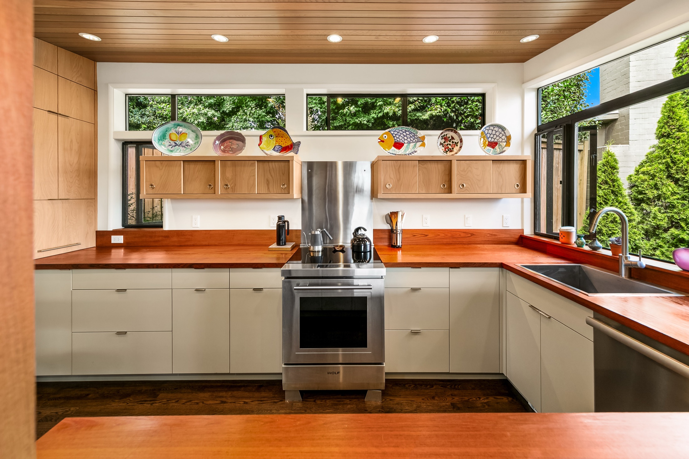 Symmetrical view of the MCM kitchen cooktop and window wall